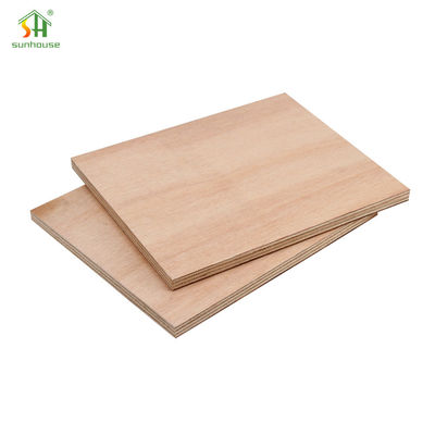 Un buon prezzo. 12 mm di Legno compensato Melamina Board resistente all'acqua 4 * 8 Ft per la costruzione di pannelli di legno ingegneristico in linea
