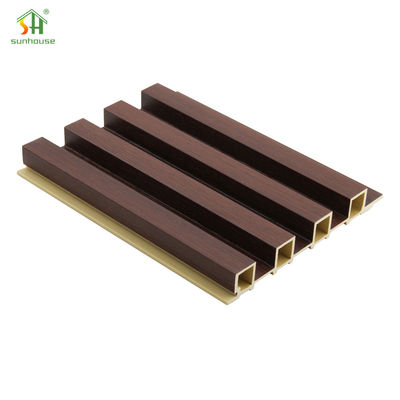 Un buon prezzo. Pannello a parete in WPC con venature del legno per l'applicazione della decorazione della parete del negozio di ristoranti in linea