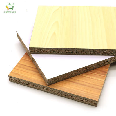 Un buon prezzo. 4x8ft 12mm 15mm 18mm Melamine Particle Board Decoration Chipboard For Interior Furniture in linea