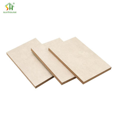 Un buon prezzo. MDF melaminico impiallacciato Pannello MDF melaminico per uso decorativo interno ed esterno in linea