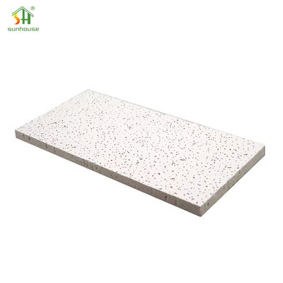 Un buon prezzo. Piastrelle di soffitto in fibre minerali resistenti all'umidità pannelli di lana di roccia impermeabili 600x600mmx20mm in linea