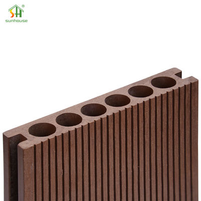 Un buon prezzo. Pavimenti in WPC composito resistenti ai raggi UV in linea