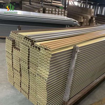 Un buon prezzo. Pannello a parete composito in plastica di legno riciclato ignifugo WPC per la ristrutturazione della parete dell'appartamento della villa in linea