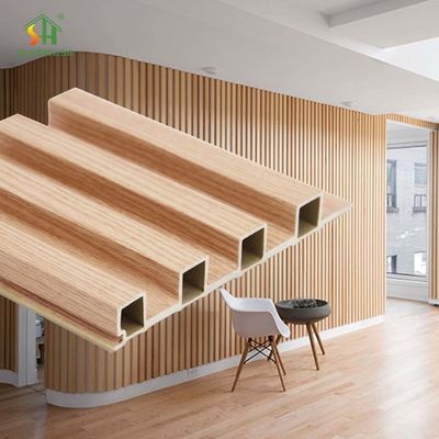 Un buon prezzo. Pannello a parete composito in plastica di legno riciclato ignifugo WPC per sistema di rivestimento per pareti esterne in linea