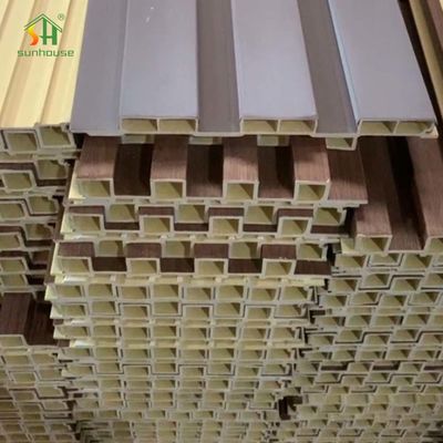 Un buon prezzo. Pannello a parete composito in plastica di legno riciclato ignifugo WPC per rivestimento di decorazioni interne in linea