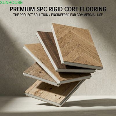 Un buon prezzo. Pavimenti SPC impermeabili con installazione a blocco clic e superficie resistente all'usura per hotel in linea